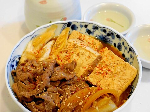 豆腐に牛肉の旨味が染み込んで熱燗に合う！肉豆腐